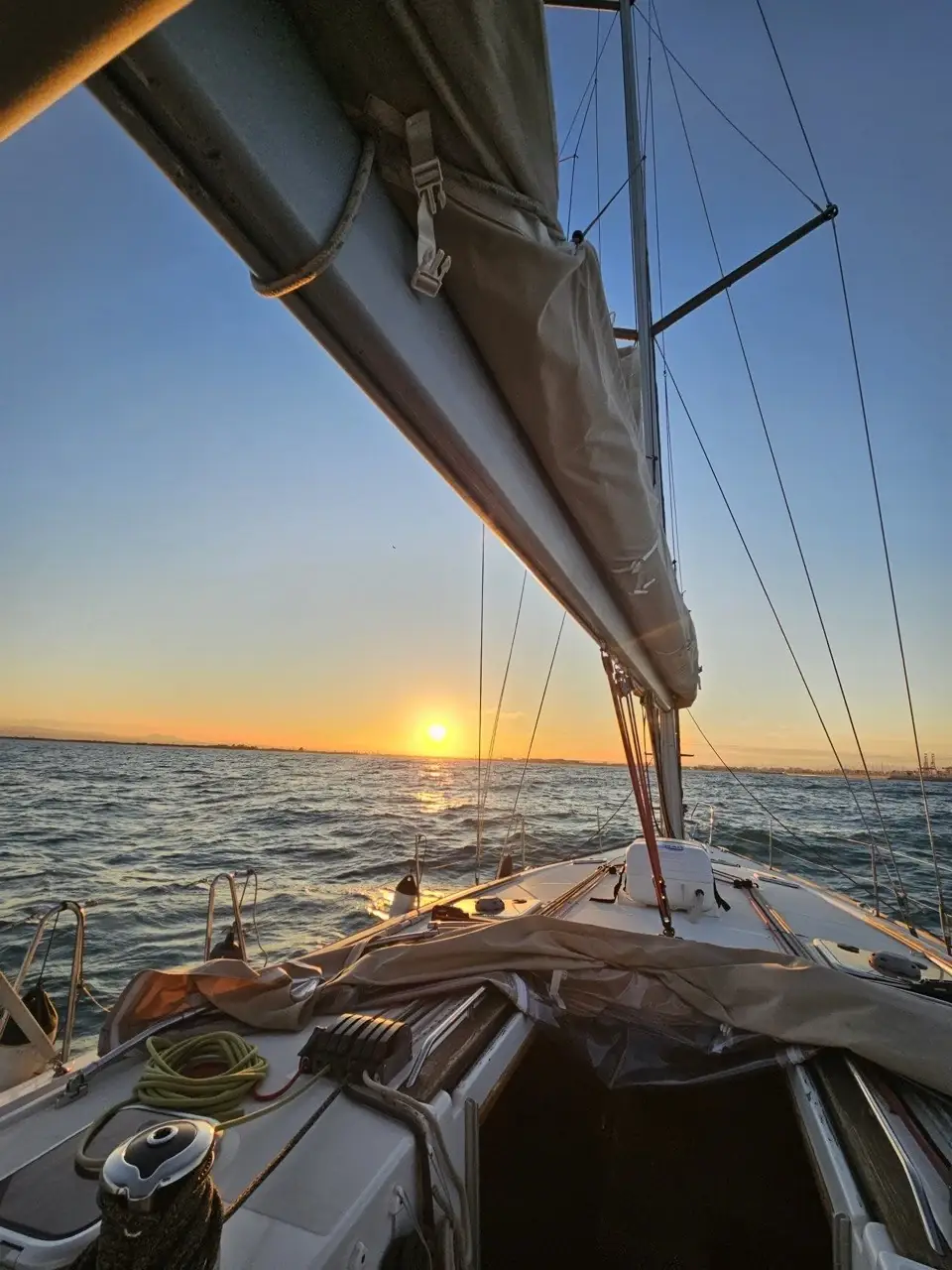 Amanecer navegando en velero