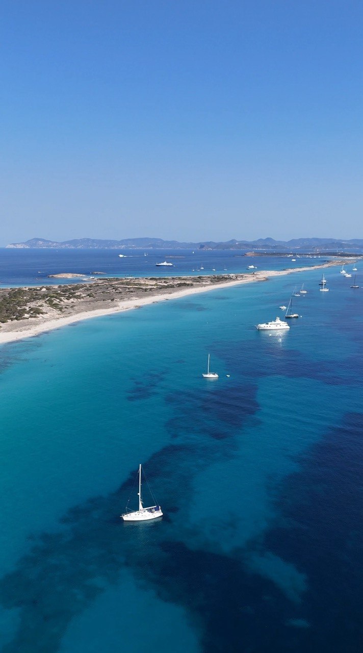 Formentera desde el mar en velero