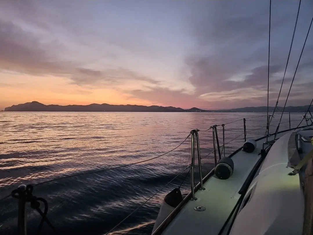 Costa Blanca en velero desde Valencia – calas sin carretera | VelaMagna