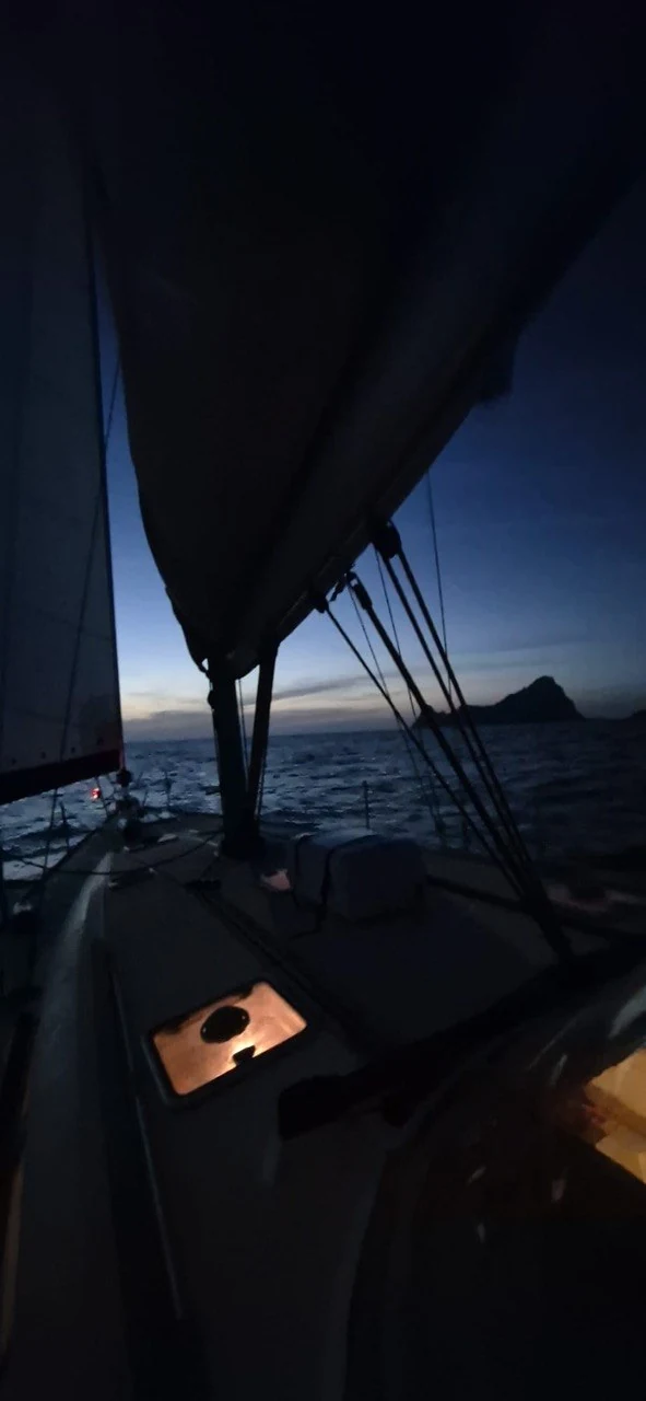 Navegar de noche en velero Mediterráneo