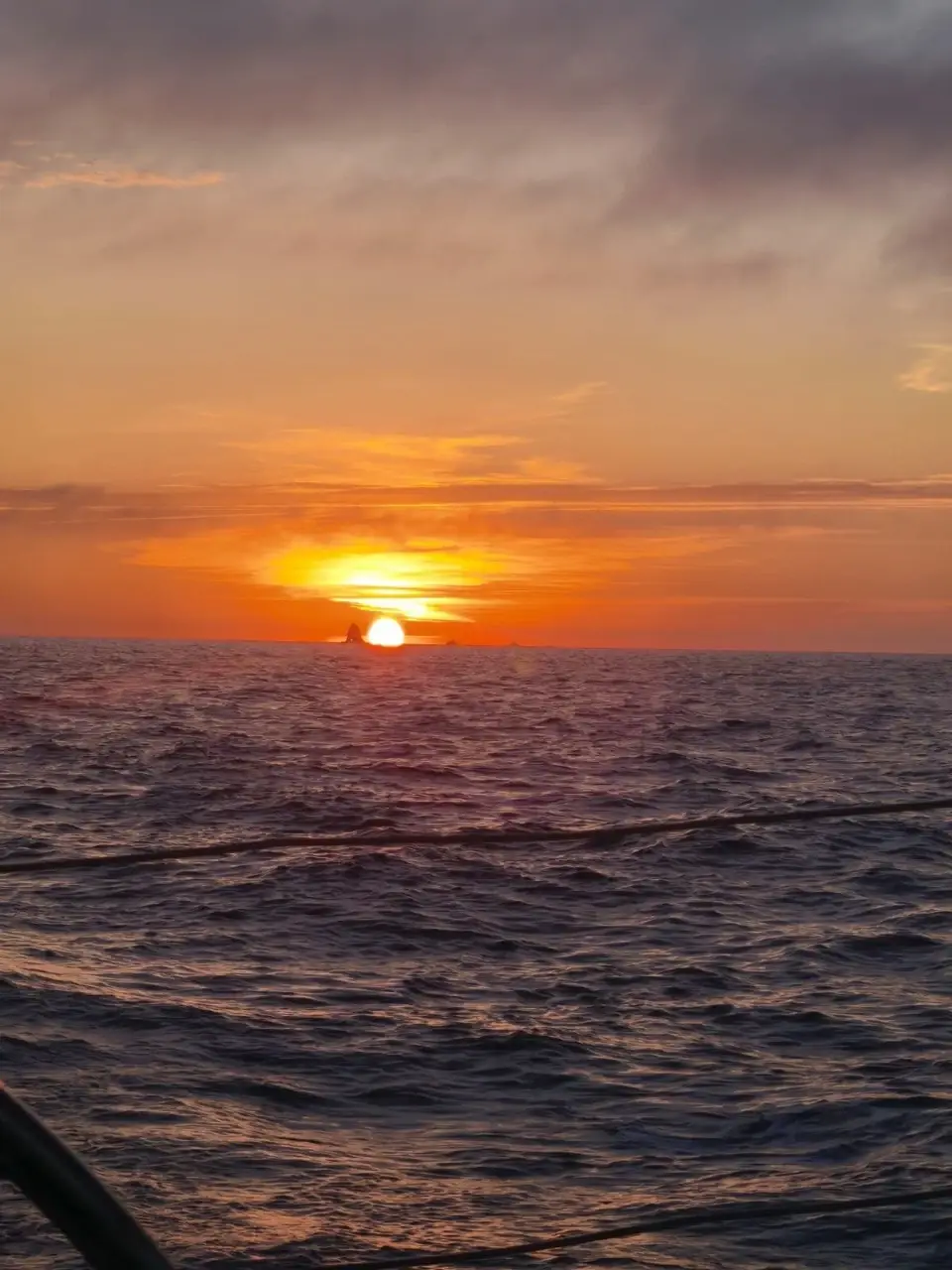 Atardecer navegando en velero Mediterráneo