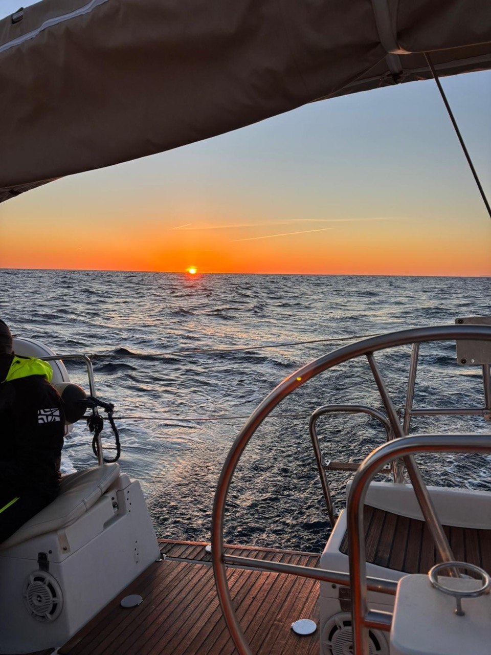 Patrón de velero al timón al atardecer – VelaMagna Valencia