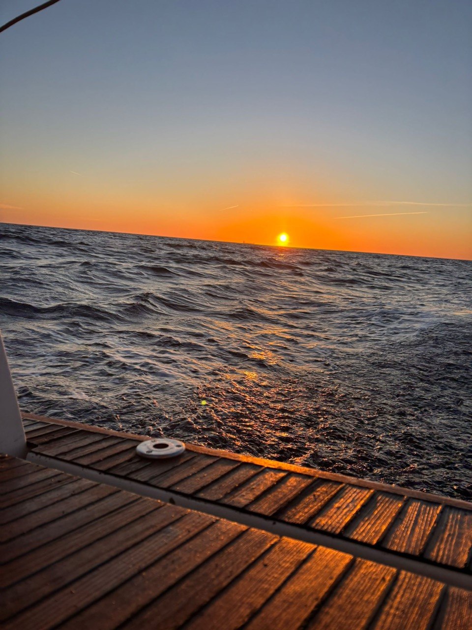 Alquiler velero Valencia – cubierta teca al atardecer | VelaMagna