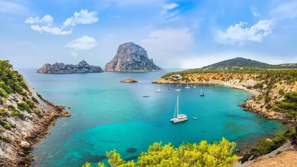 Velero fondeado en Formentera – travesía desde Valencia con VelaMagna