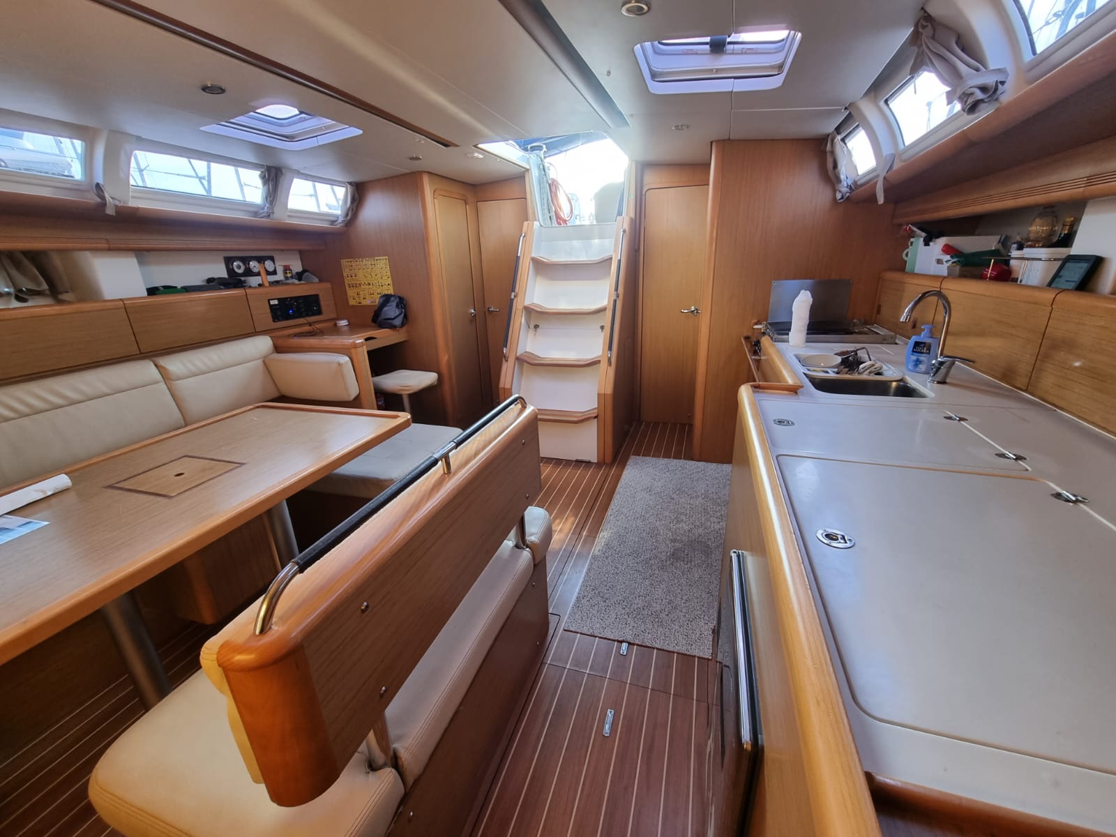 Salón interior velero Jeanneau Sun Odyssey 49i VelaMagna