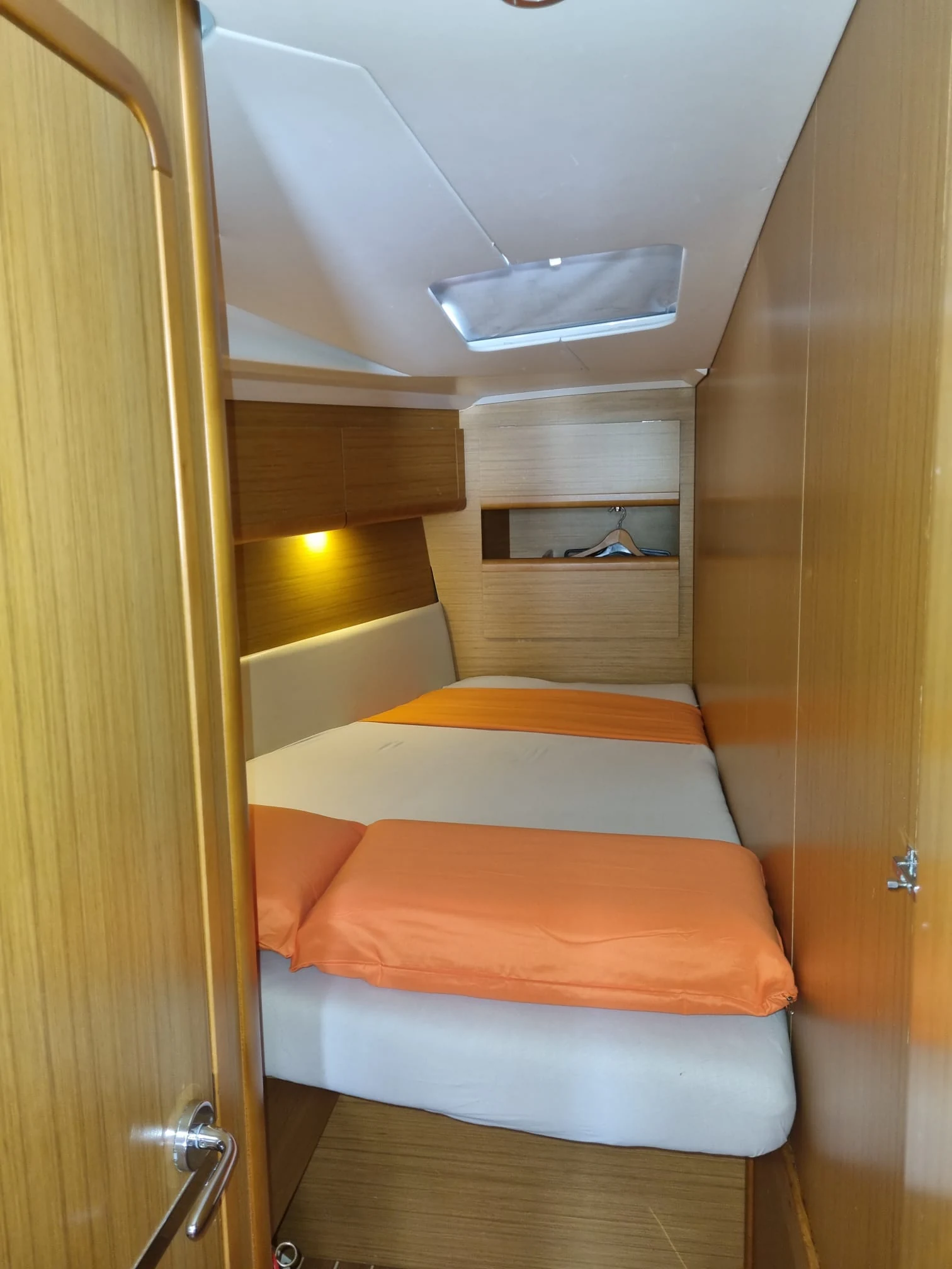Camarote doble con baño privado velero VelaMagna Valencia
