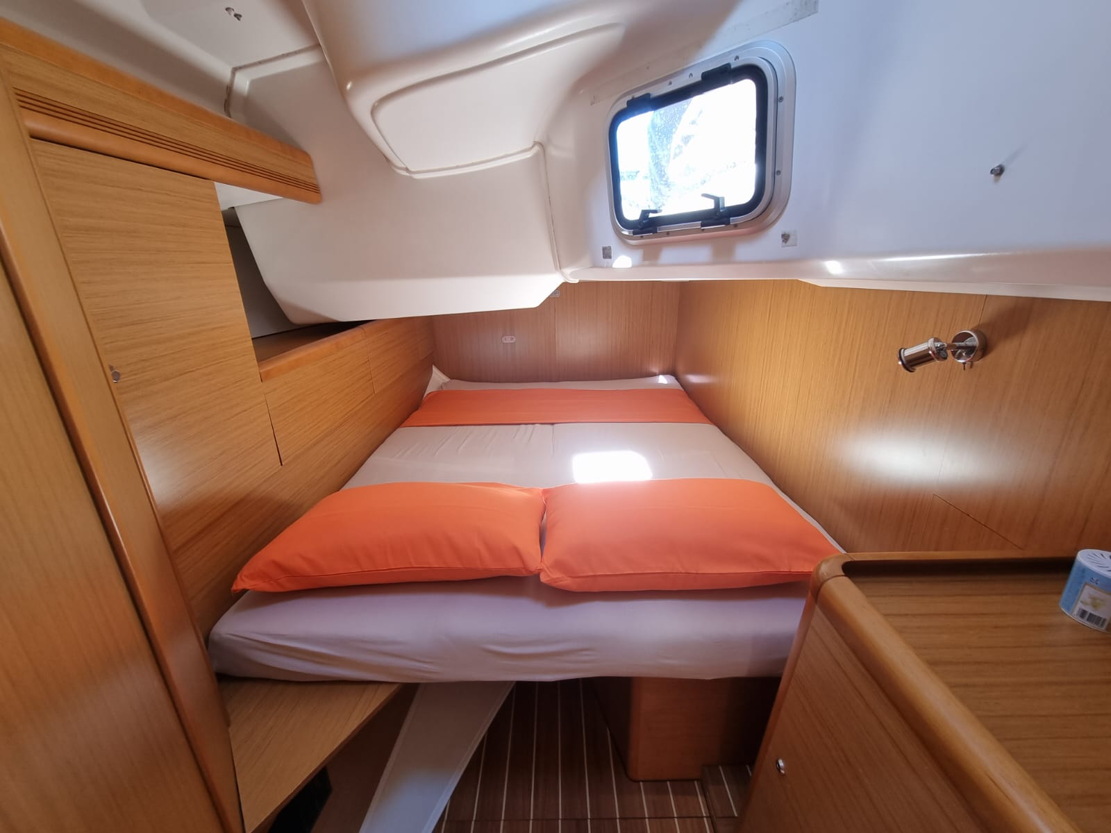 Cocina y cubierta exterior velero Jeanneau VelaMagna