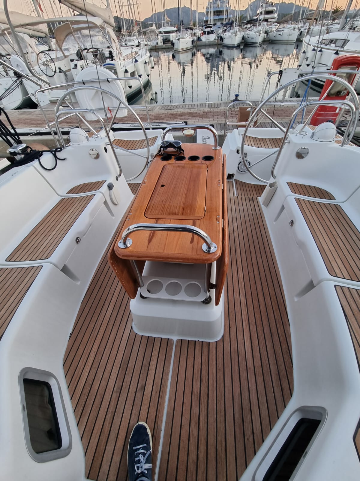 Velero Jeanneau Sun Odyssey 49i navegando en el Mediterráneo